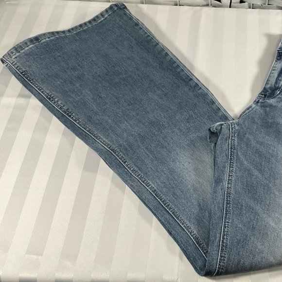 Size 14 - Light Wash Denim Jeans w/ Flared Leg & Three Button Closure - Picture 5 of 5